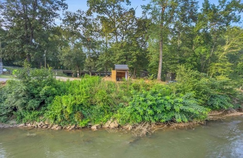 Greenville Cabin | A-Frame Camping Pod, W/Bath House, 6 min to DT
