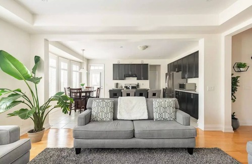 Oshawa House | A Getaway in Windfields
