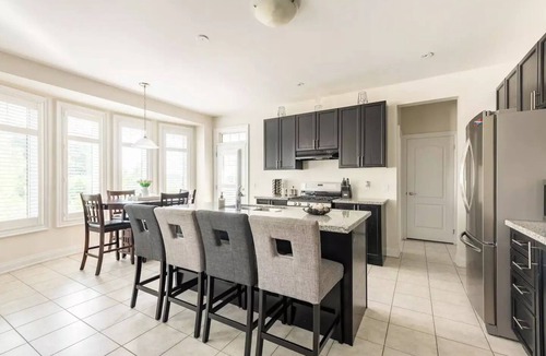 Oshawa House | A Getaway in Windfields