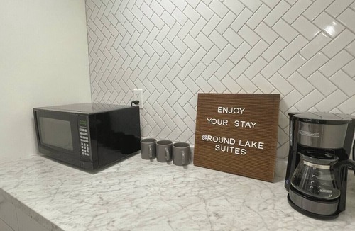 Round Lake Cabin | A lovely lakeside Cottage near Saratoga ★ 1BR ★