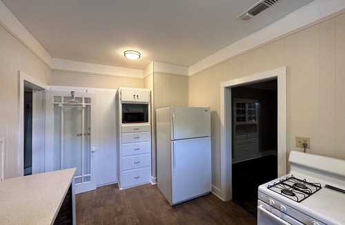 Texarkana Cottage | A Quiet Place - Hickory House - 4 Bedrooms