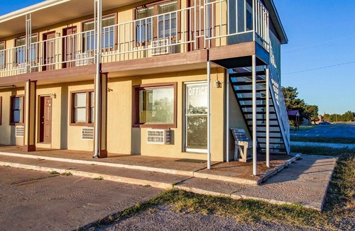Seiling Apartment | Accessible King Bed|Seiling, OK