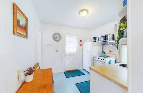 Pemaquid Beach Cottage | Across the road from Pemaquid Beach — 2-bedroom seasonal family cottage