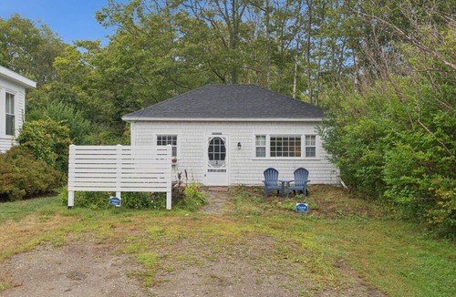 Pemaquid Beach Cottage | Across the road from Pemaquid Beach — 2-bedroom seasonal family cottage