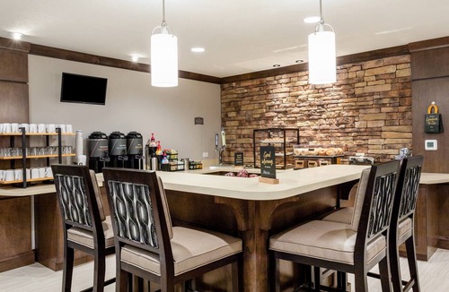 Hollywood Apartment | ADA 2BR Suite w/Accessible Tub | Free Breakfast!