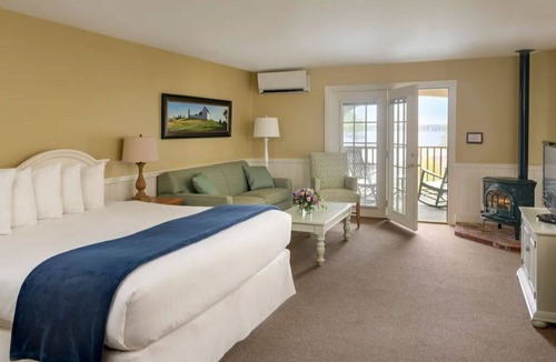 Boothbay Harbor Cabin | ADA Room | Ocean Peek + Porch | No Hidden Fees