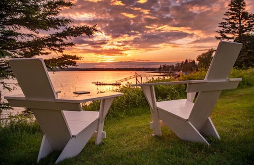 Boothbay Harbor Cabin | ADA Room | Ocean Peek + Porch | No Hidden Fees
