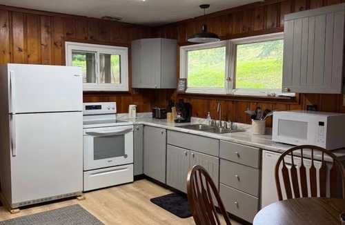 Clarion Cabin | Adorable 2-bedroom cabin in Clarion perfect for a relaxing getaway