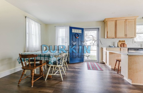 Narragansett House | Adorable Cottage, Close to Beach, Spacious Deck