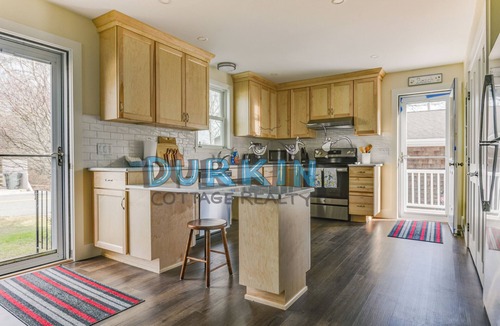 Narragansett House | Adorable Cottage, Close to Beach, Spacious Deck