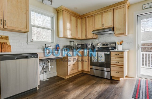 Narragansett House | Adorable Cottage, Close to Beach, Spacious Deck