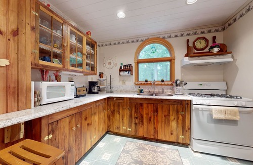 Adirondack House | Adorable getaway tucked in the woods with patio, AC, grill & W/D