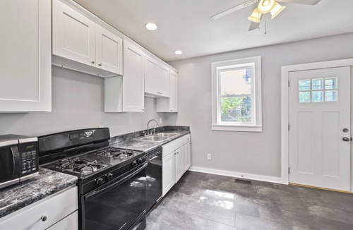 Front Park House | Adorable West Side Cottage with Onsite Laundry, Free Parking