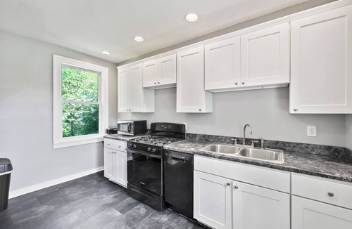 Front Park House | Adorable West Side Cottage with Onsite Laundry, Free Parking