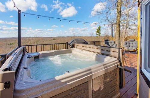 Knox Dale RV Rental | Adventure Abode | Modern Yurt w/Hot Tub, Bubble Dome + ADA Access