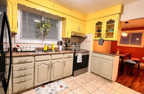 South Central House | Affordable Downtown Private Room in a House (Ferdowsi)