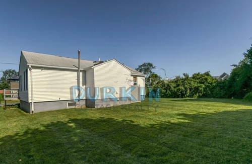 Narragansett House | Affordable Duplex, Close to Beach, Spacious Deck