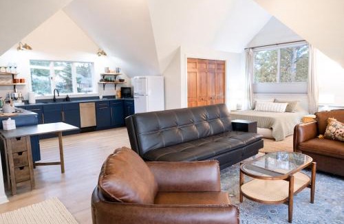 Rangeley Apartment | Airy Studio, Lake Access & Views, AC, 5min to Downtown