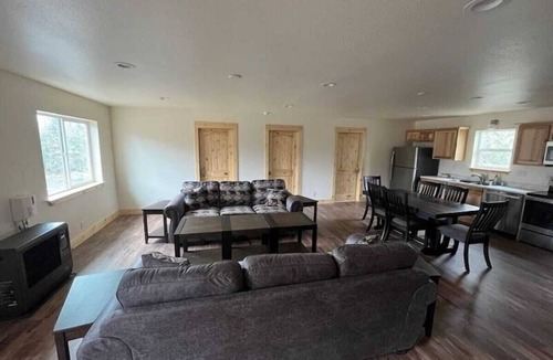 Cohoe Apartment | Alaska Summers Lodge Loft-Near Mouth of Kasilof River