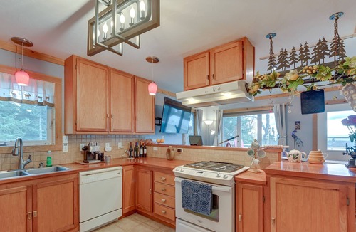 Fritz Creek House | Alaska Vacation Rental w/ Deck + Mountain Views!