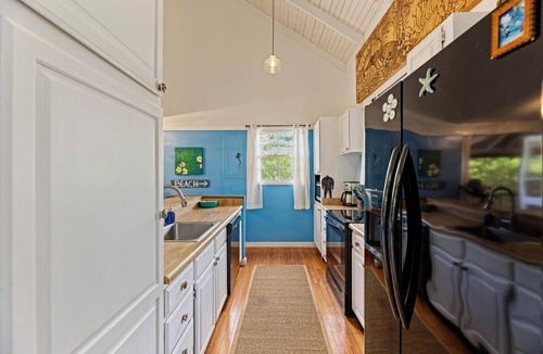 Maunaloa House | Aloha Luxe Molokai Beachhouse. Perfect for single, couples, or groups 3bdrm/2bth