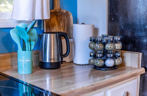 Maunaloa House | Aloha Luxe Molokai Beachhouse. Perfect for single, couples, or groups 3bdrm/2bth