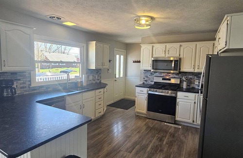 Warren House | Amazing 5-bedroom house with huge deck on corner lot