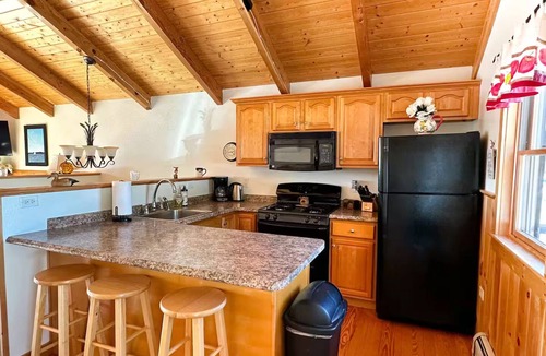 Oxford Cabin | Amazing Lake View~Wood Stove~Deck~Outdoor Shower