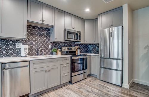 Oak Lawn Condo | Amazing Private Rooftop Deck : Walk to Restaurants!