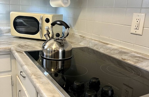 Highland Square Apartment | Apartment with a boho, relaxed and soulful vibe in the heart of Highland Square.
