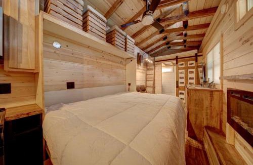 Hayesville House | Appalachian Adventure in this Tiny Cabin near Hiawassee, Ideal for Couples' Glamping