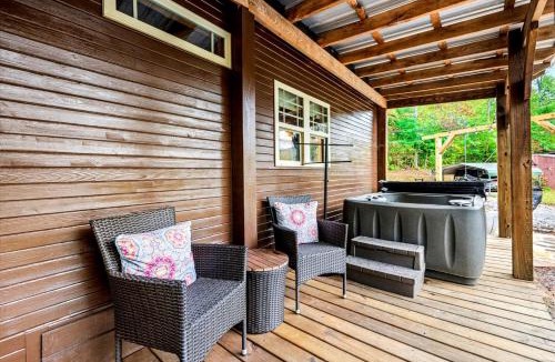 Hayesville House | Appalachian Adventure in this Tiny Cabin near Hiawassee, Ideal for Couples' Glamping