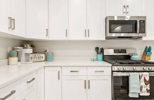 Washington House | Aqua Farmhouse - Pool Table, Pickle Ball, Scooters, Family Fun! Dog Friendly.