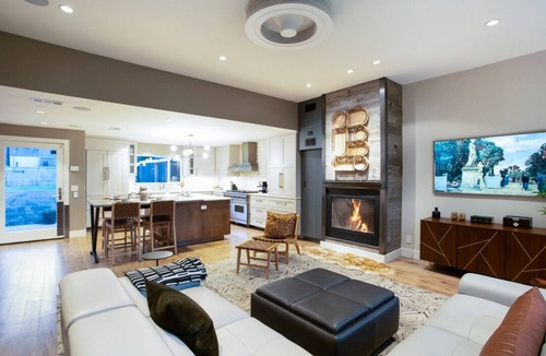 Wynnewood North House | Architectural gem with treetop view & SwimSpa 6min to Bishop Arts, 15 to Downtow