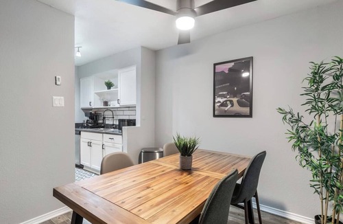 Central Arlington Apartment | Arlington 1BR | AT&T, Globe Life, 6 Flags, Parking