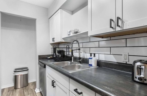 Central Arlington Apartment | Arlington 3BR | AT&T, Globe Life, 6 Flags, Parking