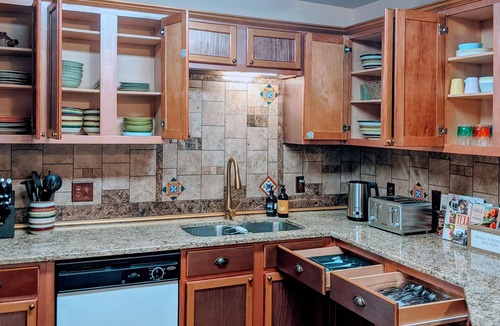 Central Arlington House | Arlington Home Near AT&T Stadium, Globe Life Field, Six Flags - FREE PARKING!