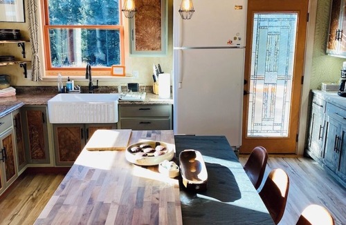 Homer Cabin | Artful and private cabin in Homer- 1 BR, close to town, sleeps four