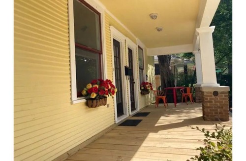 Junius Heights House | Artsy, Cheerful 1 bedroom Bungalow with Patio