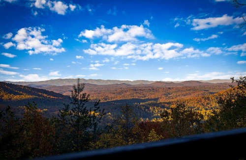 Raccoon Ridge Cabin | Aska Adventure | Mtn Views | Hot Tub | Playground