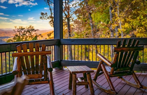 Raccoon Ridge Cabin | Aska Adventure | Mtn Views | Hot Tub | Playground