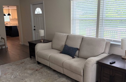 Mastic Beach House | Atlantic Ocean Beach Retreat -Stay 2 mi from Smiths Point Beach In Mastic Beach