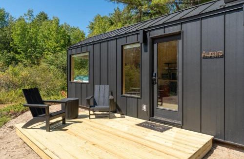 Sullivan House | Aurora Nook-Cabin with Shower & Queen Bed