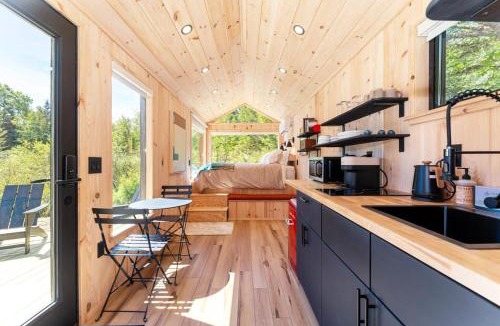 Sullivan House | Aurora Nook-Cabin with Shower & Queen Bed