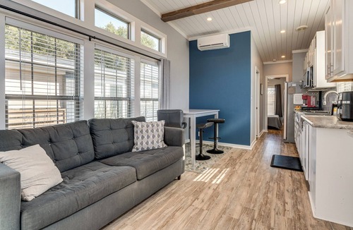 Austin Cabin | Austin Tiny Home: Fireplace, Shared Pool & Hot Tub