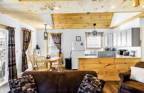 Greenville Cabin | Baker cabin|Downtown Greenville-Moosehead Lake|WIFI|Pets Ok|2 cabins available