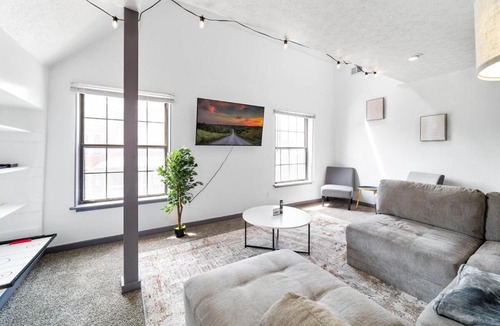 Victorian Village Apartment | Bamboo Retreat- Private Parking -New Reno -Central