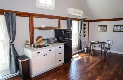 Bridgton Condo | Barn on Pleasant-walk to Highland beach & town