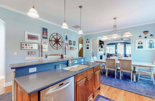 The Commons House | Bayside Resort house w/tennis/basketball court, shared sauna, & board games