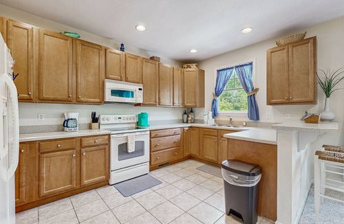 Sun Ridge House | Bayside Resort townhouse w/balcony, free WiFi, pool, and golf on-site